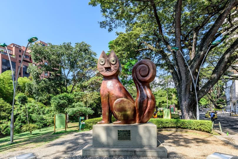 Estatua del Gato del Río en Cali, ubicada cerca de las mejores zonas donde alojarse en el barrio El Peñón.